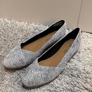 TOMS Women's Black and White Flats. Size 9.5 W. Brand new!